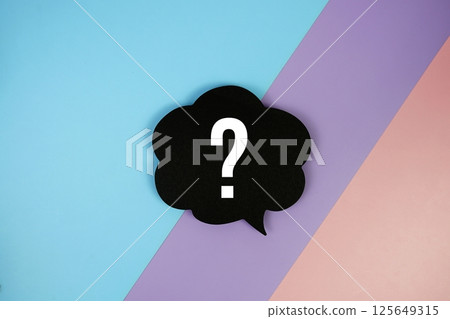 Question mark text on speech bubble top view on blue, purple and pink geometric background 125649315