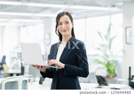 在辦公室工作的年輕女商人 125649480