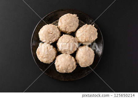 黑色背景中的雞肉燒賣 黑色背景中的雞肉燒賣 125650214