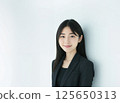 白色背景下的亞洲女商人肖像 125650313