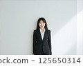 白色背景下的亞洲女商人肖像 125650314