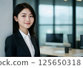 亞洲女商人在辦公環境中微笑 125650318