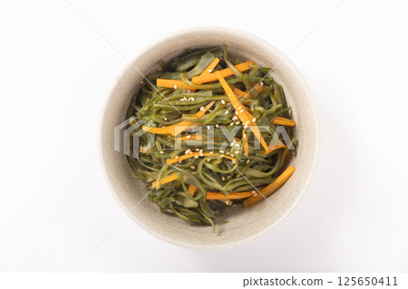Simmered wakame stems 125650411