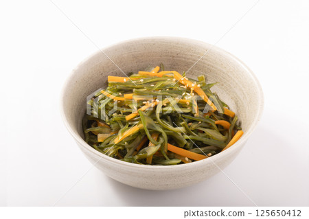 Simmered wakame stems 125650412