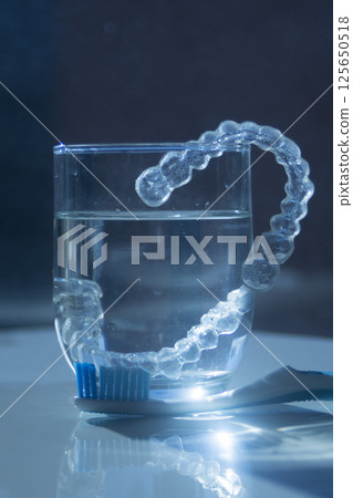 Invisible bracket aligners Invisible bracket aligners 125650518