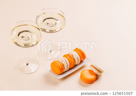 Pairing of champagne and delicate macaroons 125651507