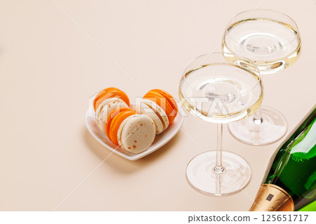 Pairing of champagne and delicate macaroons 125651717