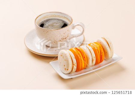 A delightful combination of freshly brewed coffee and delicate macaroons 125651718