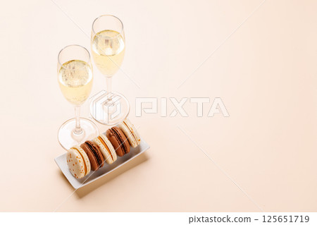 Pairing of champagne and delicate macaroons 125651719