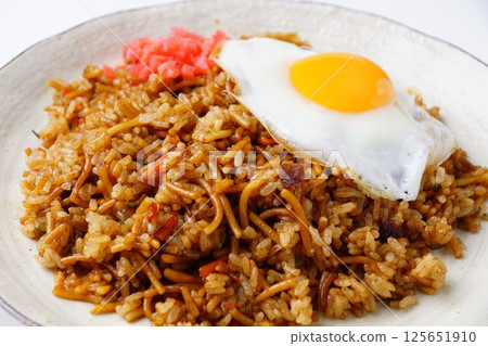 Fried egg and soba rice 125651910