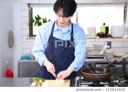 男人廚房煮飯圖片 125652420