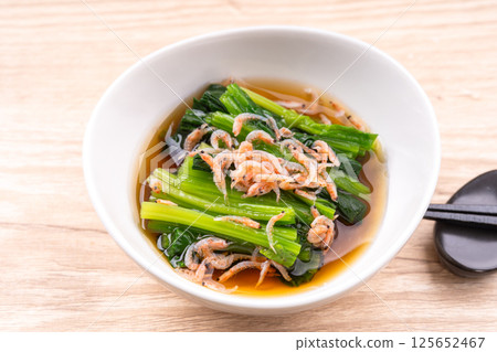 Simmered spinach and shrimp 125652467