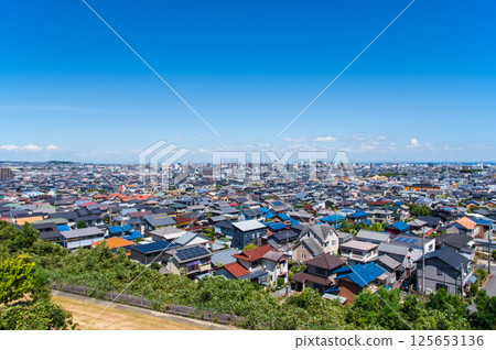 郊外風景:從山頂俯瞰四日市市的住宅區 郊外風景:從山頂俯瞰四日市市的住宅區 125653136