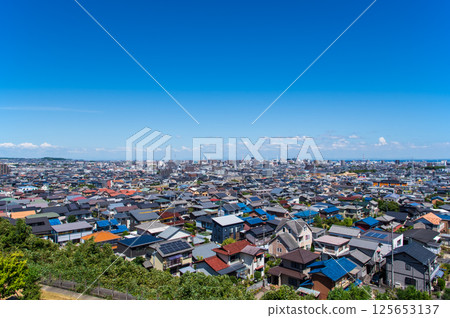 郊外風景：從山頂俯瞰四日市市的住宅區 125653137