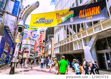 五月的日本東京城市景觀......入境旅遊持續......澀谷中心街大多擠滿了外國遊客......= 1日 125653719