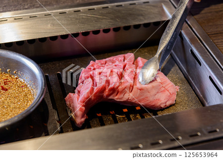 烤肉,將厚切的肉放在烤架上 烤肉,將厚切的肉放在烤架上 125653964