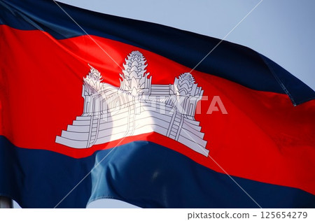 柬埔寨國旗在風中飄揚 柬埔寨國旗在風中飄揚 125654279
