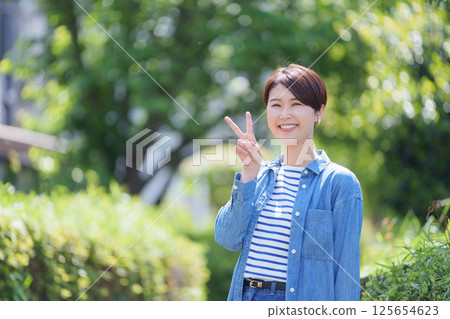 一個女人微笑著一塊 125654623