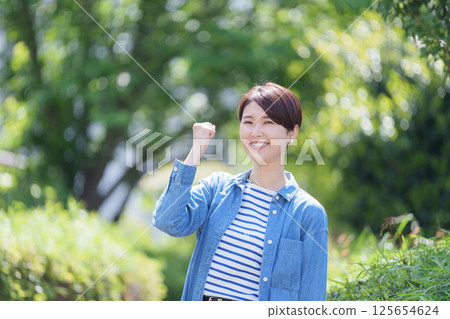 A girl smiling a woman who poses 125654624
