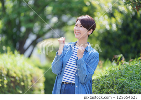 A girl smiling a woman who poses A girl smiling a woman who poses 125654625