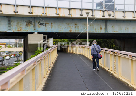 一名日本中年男子獨自走在人行天橋上 125655231