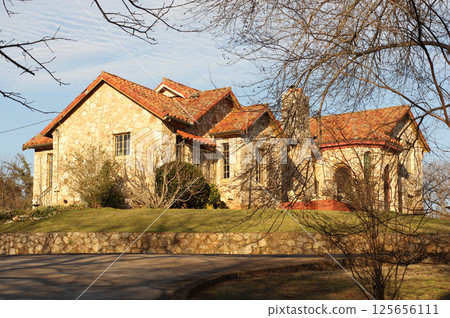 Historic House in Rural East Texas on Sunny Day 125656111