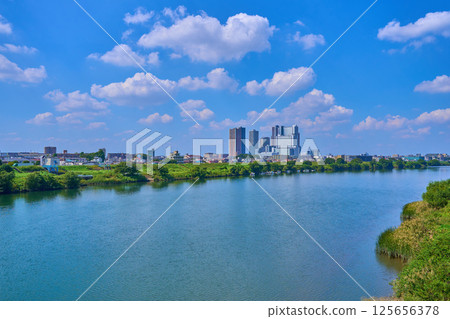 A view of the northwest side from Gas Bridge in Ota Ward, Tokyo in summer (Nakamaruko, Shimonumabe, Kamihirama, Tamagawa Gas Bridge Green Space, etc. in Kawasaki City) 125656378