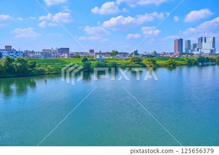 夏季從東京都大田區煤氣橋看到的西北側景色（川崎市的中丸子、下沼部、上平間、玉川煤氣橋綠地等） 125656379