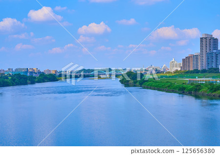 Waterfront scenery of the Tama River (towards Marukobashi Bridge) on the north side from Gas Bridge in Nakahara Ward, Kawasaki City (Ota Ward, Tokyo) 125656380