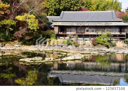 Obama Pond, Rakujukan and autumn leaves at Rakujuen, Mishima City Park, Shizuoka Prefecture Obama Pond, Rakujukan and autumn leaves at Rakujuen, Mishima City Park, Shizuoka Prefecture 125657108