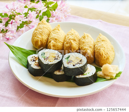 春季日式午餐拼盤,內含壽司捲和稻荷壽司 春季日式午餐拼盤,內含壽司捲和稻荷壽司 125657444