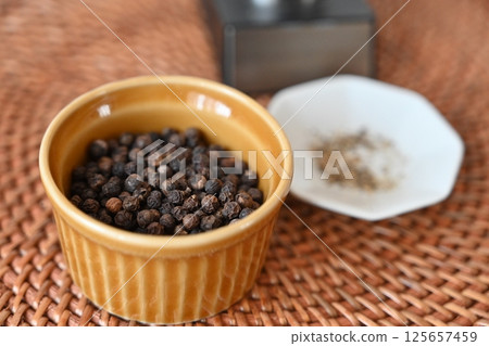 黑胡椒 黑胡椒 125657459