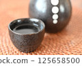 用酒杯盛裝的清酒 125658500