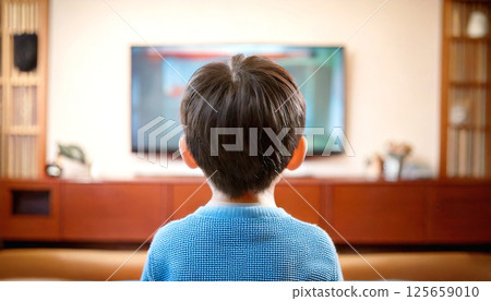 一個男孩獨自看電視的背影，生成 AI_wide 125659010