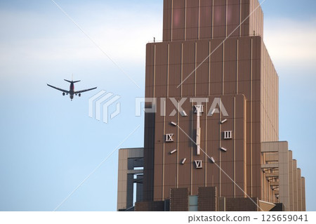 一架飛機經過鐘樓 一架飛機經過鐘樓 125659041