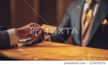 使用非接觸式支付進行智慧支付的圖片 使用非接觸式支付進行智慧支付的圖片 125659250