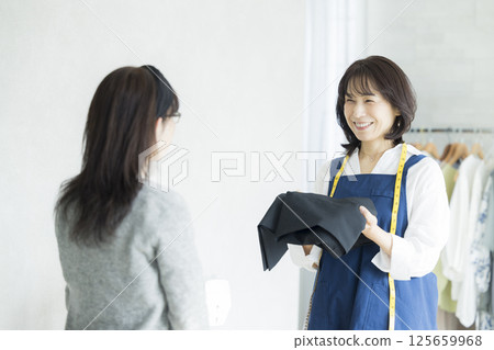 在家裡做裁縫的女人 125659968