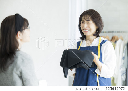 在家裡做裁縫的女人 在家裡做裁縫的女人 125659972