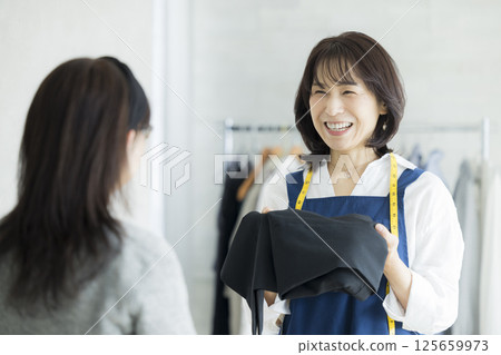 在家裡做裁縫的女人 在家裡做裁縫的女人 125659973