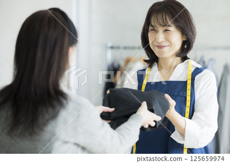 在家裡做裁縫的女人 在家裡做裁縫的女人 125659974