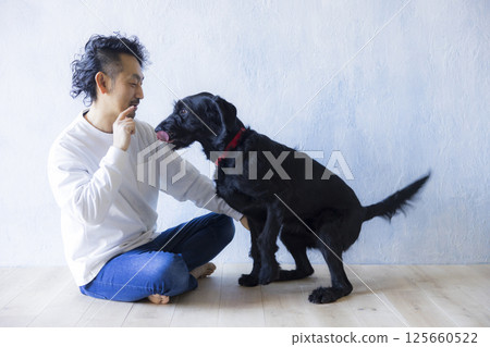 男人和他的狗一起放鬆 男人和他的狗一起放鬆 125660522