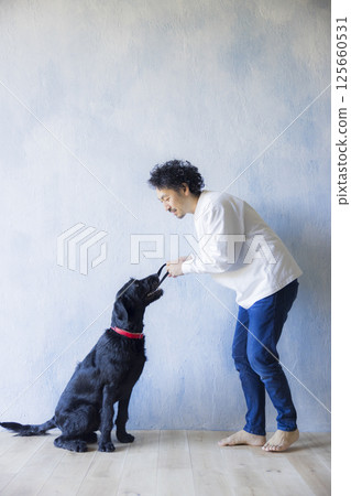 男人和他的狗一起放鬆 125660531