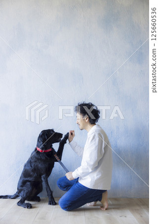 男人和他的狗一起放鬆 男人和他的狗一起放鬆 125660536