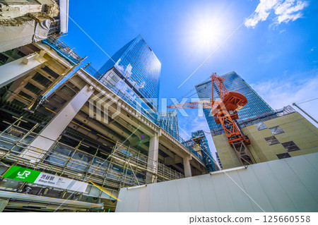 日本東京城市景觀，五月西口…澀谷站西口新建的出入口通道…背景為山手線月台 125660558