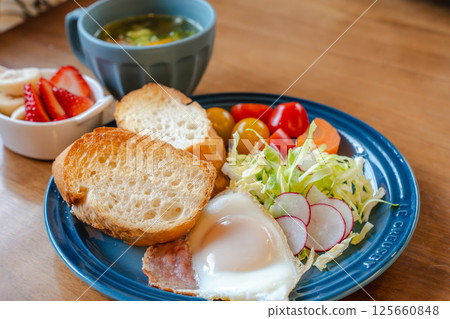 色彩繽紛的早餐盤，附煎蛋和麵包 125660848