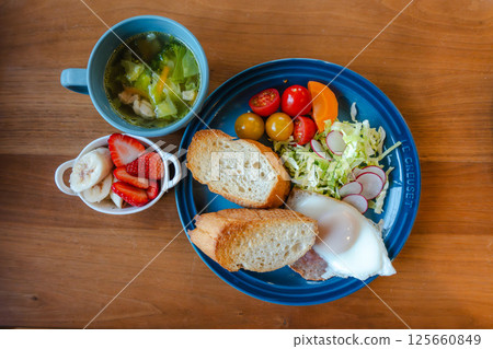 色彩繽紛的早餐盤，附煎蛋和麵包 125660849