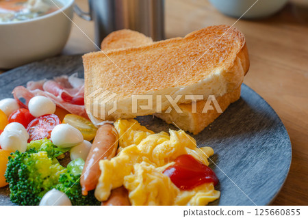 炒蛋和色彩繽紛的西式早餐盤 125660855