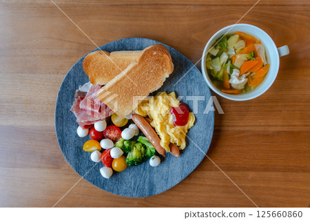 炒蛋和色彩繽紛的西式早餐盤 炒蛋和色彩繽紛的西式早餐盤 125660860