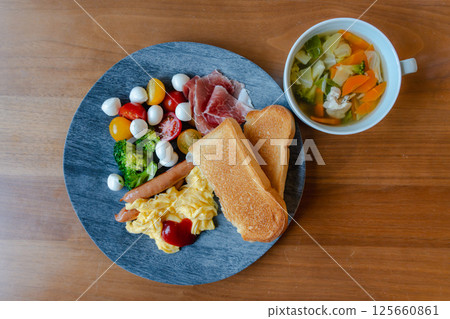 炒蛋和色彩繽紛的西式早餐盤 炒蛋和色彩繽紛的西式早餐盤 125660861