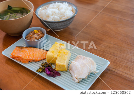 包含鮭魚和蛋捲的均衡日式早餐套餐 125660862